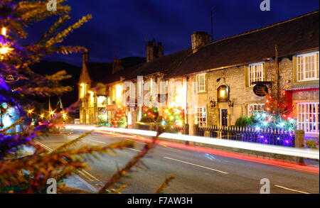 Decorate di alberi di Natale la linea la strada principale di Castleton; un tradizionale villaggio britannico nel Peak District, DERBYSHIRE REGNO UNITO Foto Stock
