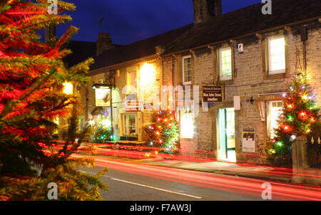 Decorate di alberi di Natale la linea la strada principale di Castleton; un tradizionale villaggio britannico nel Peak District, DERBYSHIRE REGNO UNITO Foto Stock