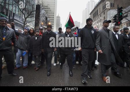 Chicago, Illinois, Stati Uniti d'America. 27 Nov, 2015. I manifestanti marzo lungo il Magnificent Mile di Chicago sul Venerdì nero per dissrupt shopping e vigore la città di reconsile con le riprese di Laquan McDonald dal funzionario Jason Van Dyke del Chicago il dipartimento di polizia. Credito: Rick Majewski/ZUMA filo/Alamy Live News Foto Stock