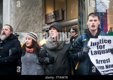 Chicago, Illinois, Stati Uniti d'America. 27 Nov, 2015. I dimostranti protestano contro lo scorso anno di riprese la morte di nero adolescente Laquan McDonald da un poliziotto bianco nel centro commerciale del distretto di Chicago, Illinois, nov. 27, 2015. Credito: Egli Xianfeng/Xinhua/Alamy Live News Foto Stock