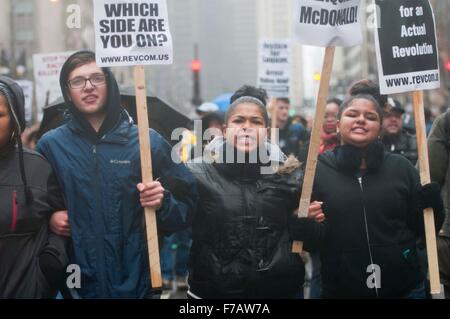 Chicago, Illinois, Stati Uniti d'America. 27 Nov, 2015. I dimostranti protestano contro lo scorso anno di riprese la morte di nero adolescente Laquan McDonald da un poliziotto bianco nel centro commerciale del distretto di Chicago, Illinois, nov. 27, 2015. Credito: Egli Xianfeng/Xinhua/Alamy Live News Foto Stock