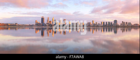 Lo skyline della città si riflette nel fiume Swan di sunrise Foto Stock