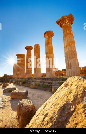 Valle dei Templi (Valle dei Templi), il Tempio di Ercole (Tempio di Eracle) Agrigento, Sicilia, Italia UNESCO Foto Stock