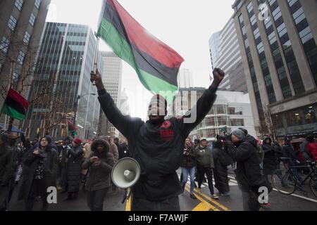 Chicago, Illinois, Stati Uniti d'America. 27 Nov, 2015. I manifestanti marzo lungo il Magnificent Mile di Chicago sul Venerdì nero per dissrupt shopping e vigore la città di reconsile con le riprese di Laquan McDonald dal funzionario Jason Van Dyke del Chicago il dipartimento di polizia. Credito: Rick Majewski/ZUMA filo/Alamy Live News Foto Stock