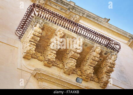 Dettagli barocco del balcone presso il Palazzo Villadorata (Palazzo Nicolaci), noto centro storico, Sicilia, Italia UNESCO Foto Stock