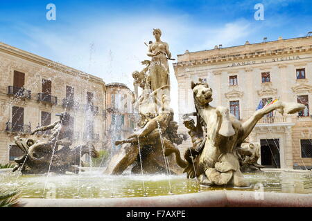 Fontana Diana (Fontana di Diana) sulla Piazza Archimede, Ortigia, Siracusa, Sicilia, Italia, UNESCO Foto Stock