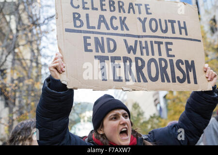 "Nero vive materia" attivisti marzo in downtown area dello shopping, Seattle, Stati Uniti d'America. Foto Stock