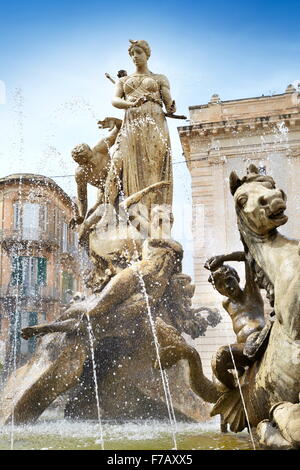 Siracusa - Fontana Diana (Fontana di Diana) sulla Piazza Archimede, Ortigia, Sicilia, Italia, UNESCO Foto Stock