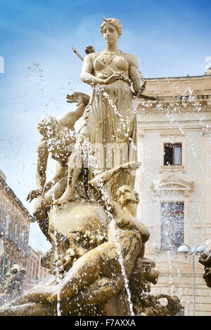 Fontana Diana (Fontana di Diana) sulla Piazza Archimede, Ortigia, Siracusa, Sicilia, Italia UNESCO Foto Stock