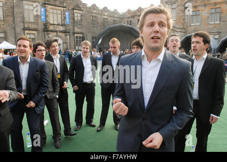 Maschio di gruppo a cappella gli altri ragazzi esibirsi al Royal Wedding celebrazioni in St Andrew's venerdì 29 aprile 2011. Foto Stock