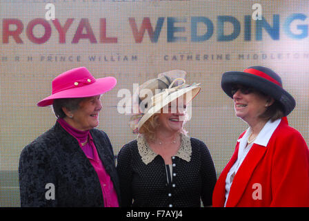 Tre donne di indossare cappelli presso il Royal Wedding Prima colazione in St Andrew's, Scozia in aprile 2011. Foto Stock