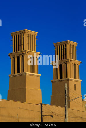 Torri del vento utilizzato come un naturale sistema di raffreddamento in iraniano di architettura tradizionale, Yazd Provincia, Yazd, Iran Foto Stock