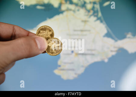 Una moneta commemorativa in onore della Crimea alla Federazione Russa con sfocata crimea mappa in background Foto Stock