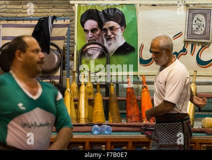 Gli uomini della formazione a Saheb un Zaman Zurkhaneh Club Di fronte Khameini e Khomeini poster, Yazd Provincia, Yazd, Iran Foto Stock