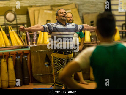 Girazione durante il tradizionale sport di Zurkhaneh, Yazd Provincia, Yazd, Iran Foto Stock