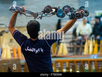 Uomo iraniano formazione Kabbadeh con catena e prua per Saheb un Zaman Club Zurkhaneh, Yazd Provincia, Yazd, Iran Foto Stock