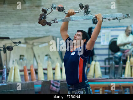 Uomo iraniano formazione Kabbadeh con catena e prua per Saheb un Zaman Club Zurkhaneh, Yazd Provincia, Yazd, Iran Foto Stock