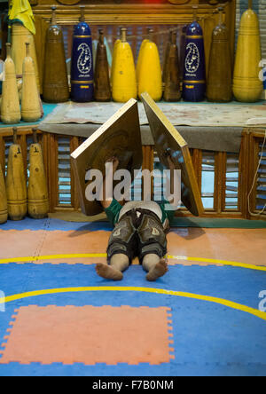 Uomo iraniano di formazione con Sangs In Saheb un Zaman Club Zurkhaneh, Yazd Provincia, Yazd, Iran Foto Stock