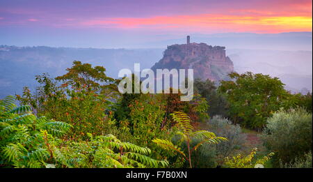 Vista della città vecchia Bagnoregio all'alba, Italia Foto Stock