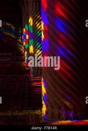 I pilastri di Nasir Ol Molk moschea con i suoi bellissimi colori, far Provincia, Shiraz, Iran Foto Stock