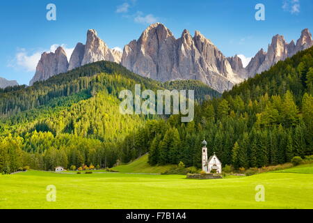 St Johann Chiesa Santa Maddalena, Alto Adige, Dolomiti Montagne Paesaggio, Italia Foto Stock