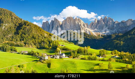 Santa Maddalena villaggio in montagna Dolomiti del Puez Odle e il Parco di natura, Alto Adige, Alpi europee, Italia Foto Stock