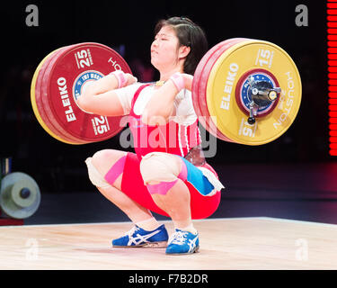 Houston, Texas, Stati Uniti d'America. 26 novembre 2015: RIM Jong Sim vince la medaglia d argento nel strappare, pulito e jerk e il totale in campo femminile 75kg al mondo il sollevamento pesi campionati di Houston, Texas. Credito: Brent Clark/Alamy Live News Foto Stock