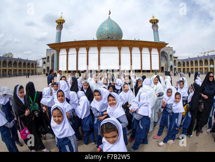 Velata musulmana velata studentesse sciita nella parte anteriore del Shah-e-cheragh Mausoleo, far Provincia, Shiraz, Iran Foto Stock