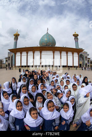 Musulmana velata studentesse sciita nella parte anteriore del Shah-e-cheragh Mausoleo, far Provincia, Shiraz, Iran Foto Stock