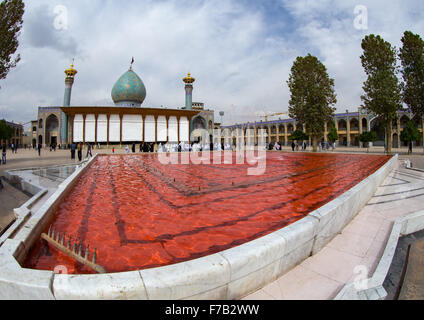 Lo Shah-e-cheragh Mausoleo con il Bassin riempito con acqua rossa per commemorare Ashura, far Provincia, Shiraz, Iran Foto Stock