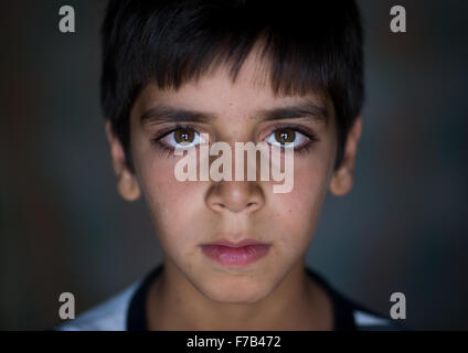 Un profugo afgano ragazzo con gli occhi verdi, Provincia di Isfahan, Kashan, Iran Foto Stock