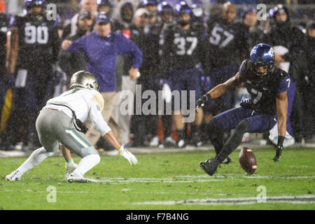 Novembre 27, 2015: Baylor porta ricevente larga Lynx Hawthorne (7) fumbles un punt come TCU cornuto sicurezza rane Arico Evans (7) tenta di recuperare la palla durante la prima metà di un NCAA Football gioco tra Baylor e TCU a Amon G. Carter Stadium, Ft. Vale la pena, Texas. Shane Roper/CSM Foto Stock