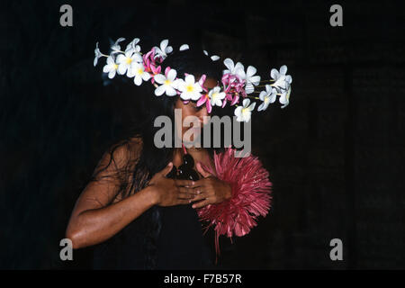 Donna polinesiana che danza hula (hura), che indossa fiori frangipani headdress nel Cook Island Cultural Village Foto Stock