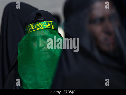 Sciita iraniano le donne musulmane lutto imam Hussein il giorno di Tasua con il volto coperto da un velo, Lorestan Provincia, Khorramabad, Iran Foto Stock