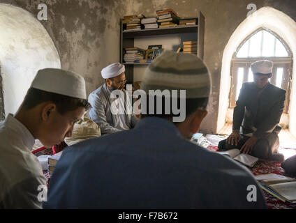 Un Imam insegnare il Corano ai musulmani sciiti gli studenti di una scuola di Coranic, Golestan Provincia, Karim Ishan, Iran Foto Stock