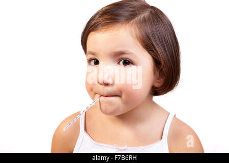 Bambina con un clinici di vetro a mercurio del tipo a termometro in bocca Foto Stock