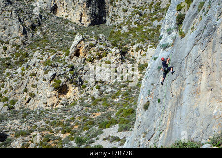 Scalatore di sunny cliff, arrampicata sportiva, Grecia Foto Stock