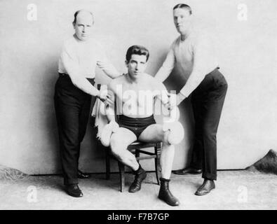 Vintage foto del boxer americano James J Corbett (1866 - 1933) - World Heavyweight Champion dal 1892 al 1897. Corbett, soprannominato 'Gentleman Jim', 'Pompadour Jim' e 'bello Jim', è talvolta indicato come il padre della moderna boxe " a causa di tecniche scientifiche ha portato all'anello. Foto Stock