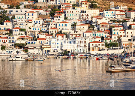 Il pittoresco villaggio di Batsi in Andros, Grecia Foto Stock