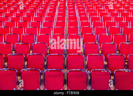 Sedie rosse, molte righe in un auditorium, il teatro, Foto Stock