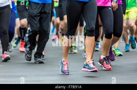 Le gambe dei corridori durante una lunga corsa a distanza Foto Stock