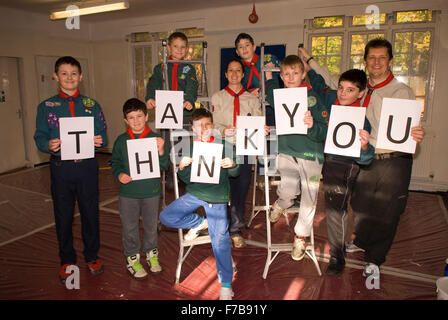 Un locale Cub & Gruppo Scout dire "grazie" a volontari & sponsor per il loro contributo per aiutare con i lavori di ristrutturazione della loro nuova casa, Bordon... Foto Stock