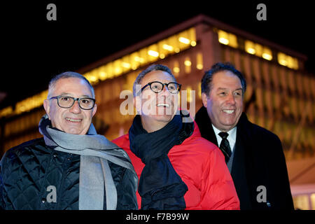 Bruxelles, Belgio. 27 Novembre, 2015. Sindaco di Bruxelles Yvan Mayeur visite apertura del Mercatino di Natale e la pista di pattinaggio su ghiaccio per pattinare sulla Place de la Monnaie il 27 novembre 2015 a Bruxelles, in Belgio Credito: Skyfish/Alamy Live News Foto Stock