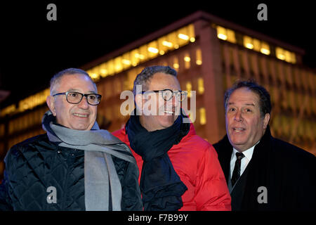 Bruxelles, Belgio. 27 Novembre, 2015. Sindaco di Bruxelles Yvan Mayeur visite apertura del Mercatino di Natale e la pista di pattinaggio su ghiaccio per pattinare sulla Place de la Monnaie il 27 novembre 2015 a Bruxelles, in Belgio Credito: Skyfish/Alamy Live News Foto Stock