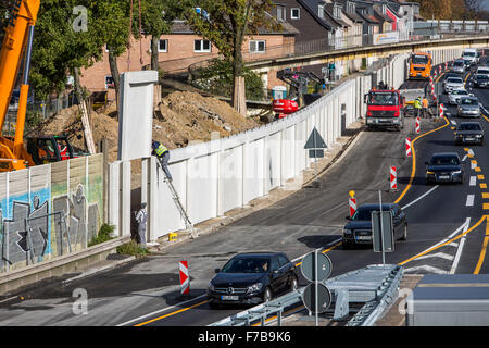Costruzione di una barriera antirumore parete lungo un'autostrada Autobahn A40, a Essen, Germania Foto Stock