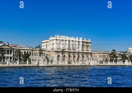 Il palazzo Dolmabahce e in una giornata di sole, vista dal Bosforo Foto Stock