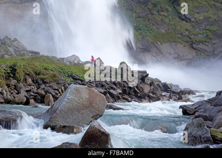 Abbassare Krimml la Cascata Krimml, Zell am See District, Alti Tauri Parco Nazionale, Salisburgo, Austria, Europa Foto Stock