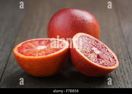 Rosso arance siciliane affettare sul tavolo di legno Foto Stock