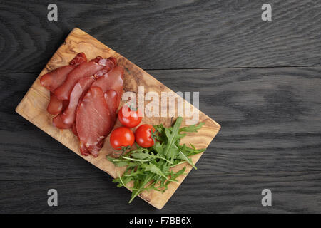 Prosciutto affumicato prsut con pomodorini e rucola Foto Stock