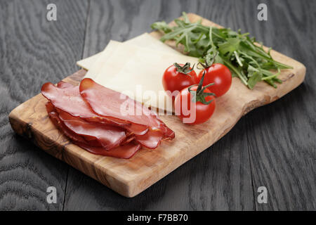 Prosciutto affumicato prsut con pomodorini e rucola Foto Stock